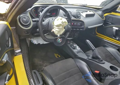 2015 Alfa Romeo 4C Spider z USA, uszkodzony, nr VIN ZARBAAB49FM169436